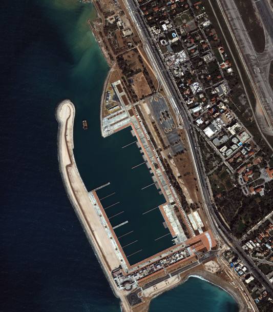 Gli impianti costruiti per le gare di vela nella zona di Agios Kosmas in una veduta aerea del marzo 2004. AP